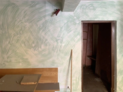 ANAGENESI-parete-verde-ingresso-da-ristrutturare Ingresso di appartamento da riqualificare con arredo obsoleto, progetto di investimento immobiliare Anagenesi