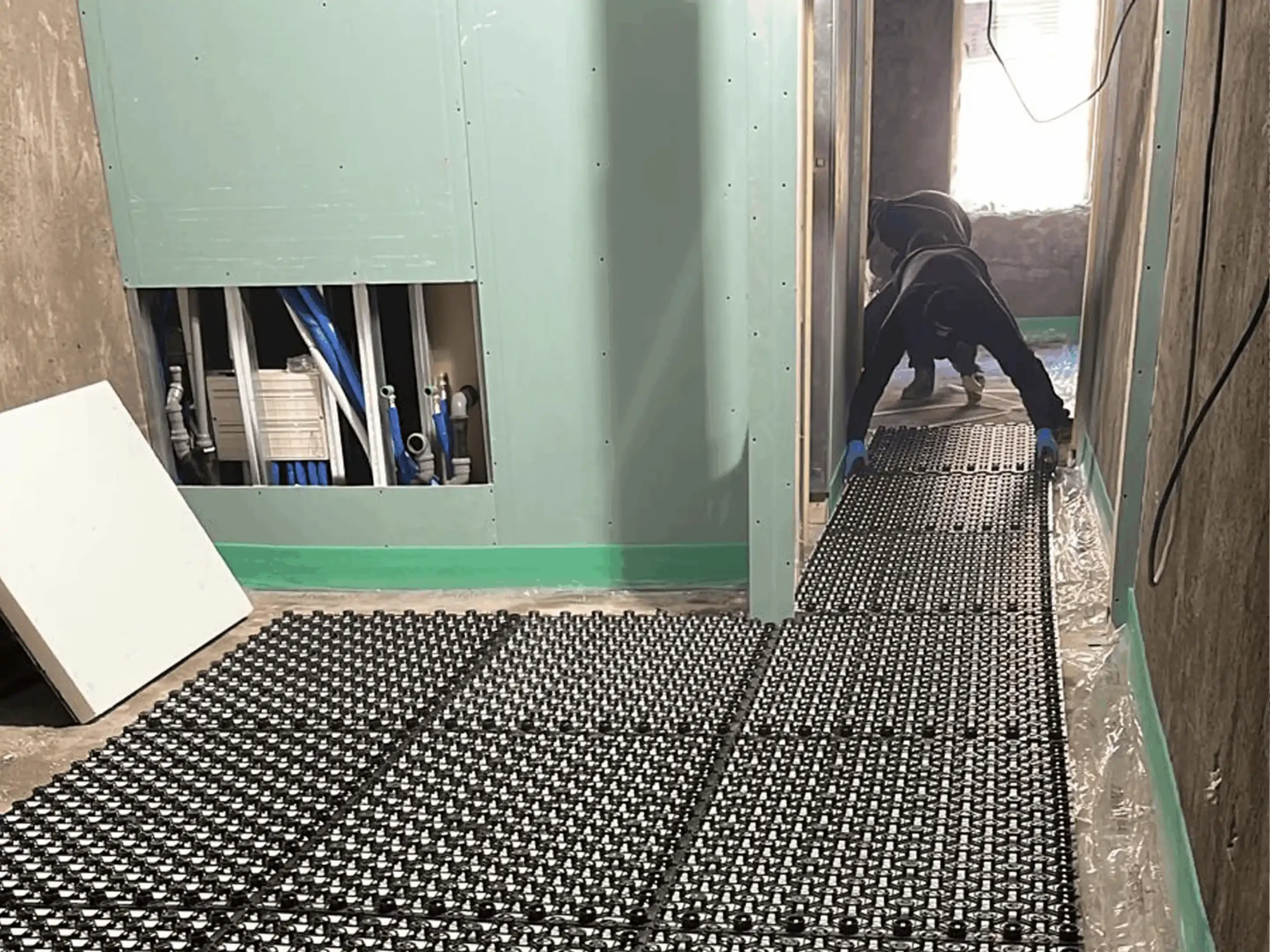 ristrutturazione-impianto-pavimento-Azeglio Installazione impianto a pavimento durante la ristrutturazione di un appartamento in Strada D'Azeglio a Parma, con operai al lavoro e pannelli per riscaldamento radiante visibili