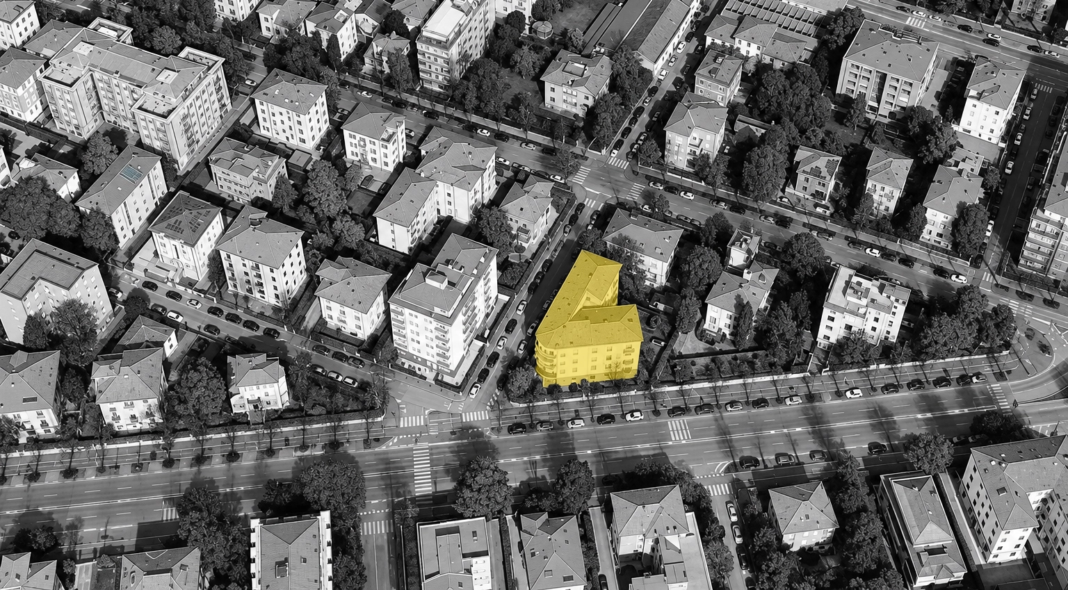 Vista aerea del palazzo in Strada della Repubblica 20 a Parma, evidenziato in giallo, oggetto di un intervento di ristrutturazione immobiliare condotto da Anagenesi.
